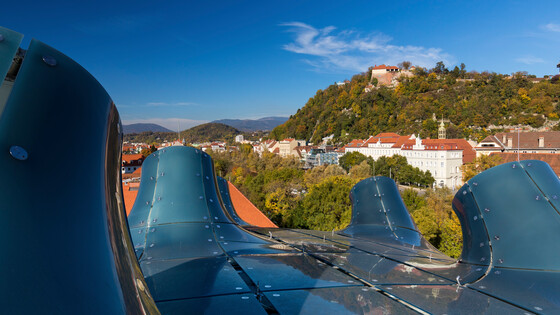 Graz mit Kunsthaus und Schlossberg samt Uhrturm | © Steiermark Tourismus | Harry Schiffer