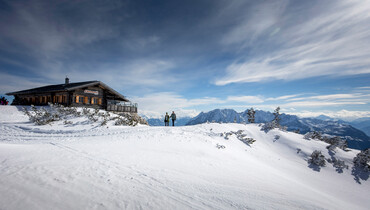 Winterwandern mit Aus- und Weitblicken auf der Tauplitz, Kriemandl-Hütte auf 1880 m Seehöhe, Ausseerland | © Steiermark Tourismus | Tom Lamm