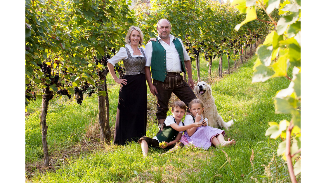 Familie mit Hund im Weingarten