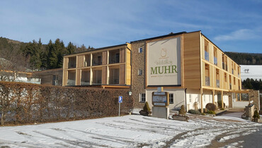 Das Hotel von Familie Muhr strahlt mit neuer Außenfassade | © Hotel - Restaurant Waldhof Muhr